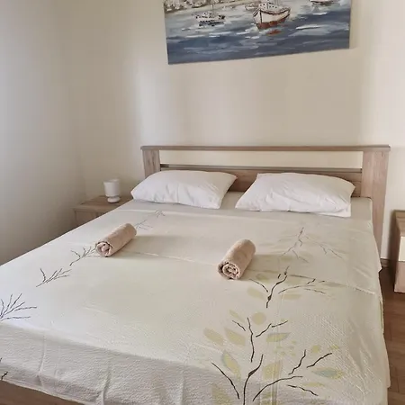Апартаменты Spacious And Peaceful Rosemary Каштела
