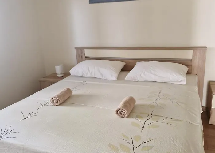 Апартаменты Spacious And Peaceful Rosemary Каштела